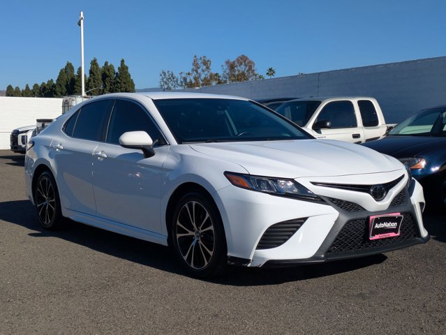 2019 Toyota Camry SE photo 3
