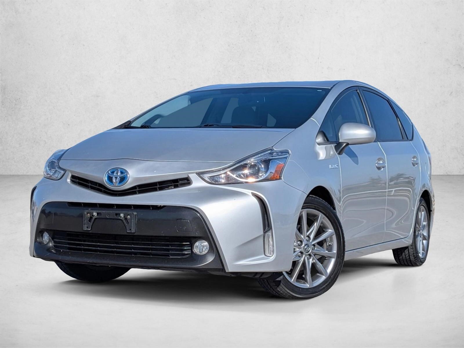 2017 Toyota Prius v Five's photo