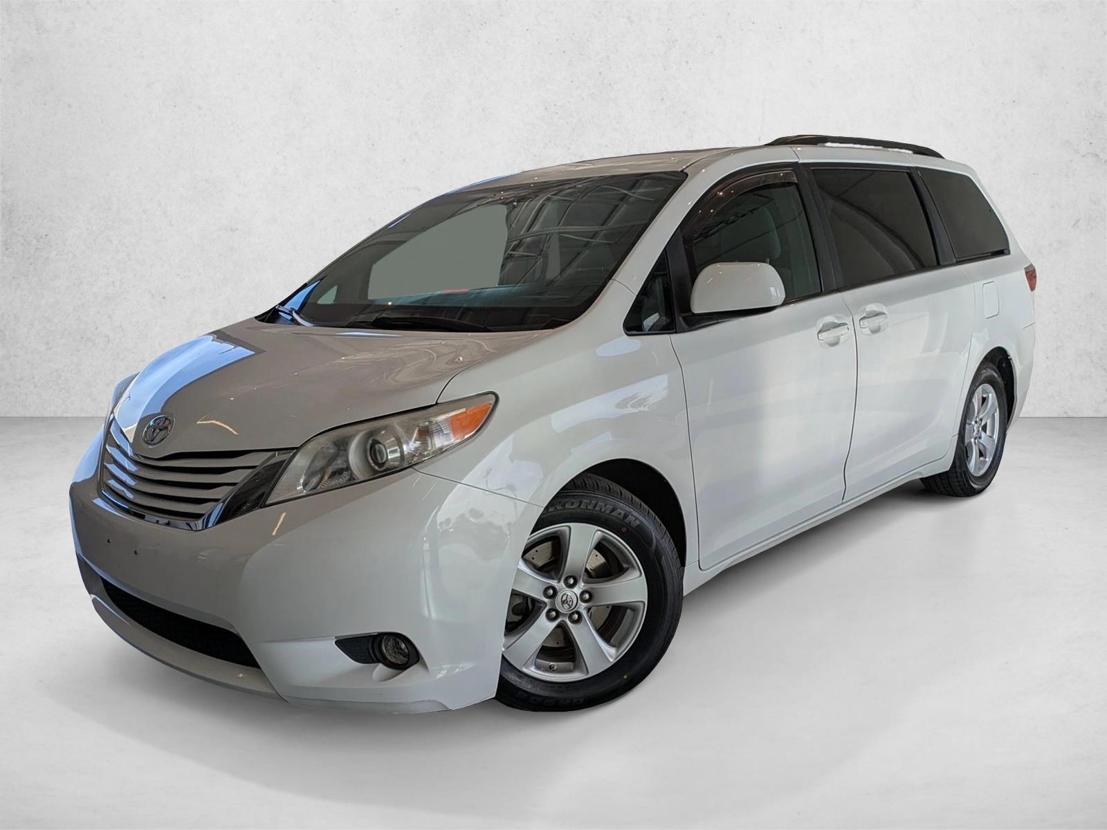 2015 Toyota Sienna LE's photo