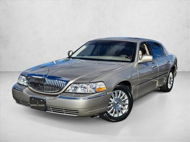 2003 Lincoln Town Car Signature's photo