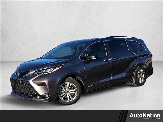 2021 Toyota Sienna XSE's photo