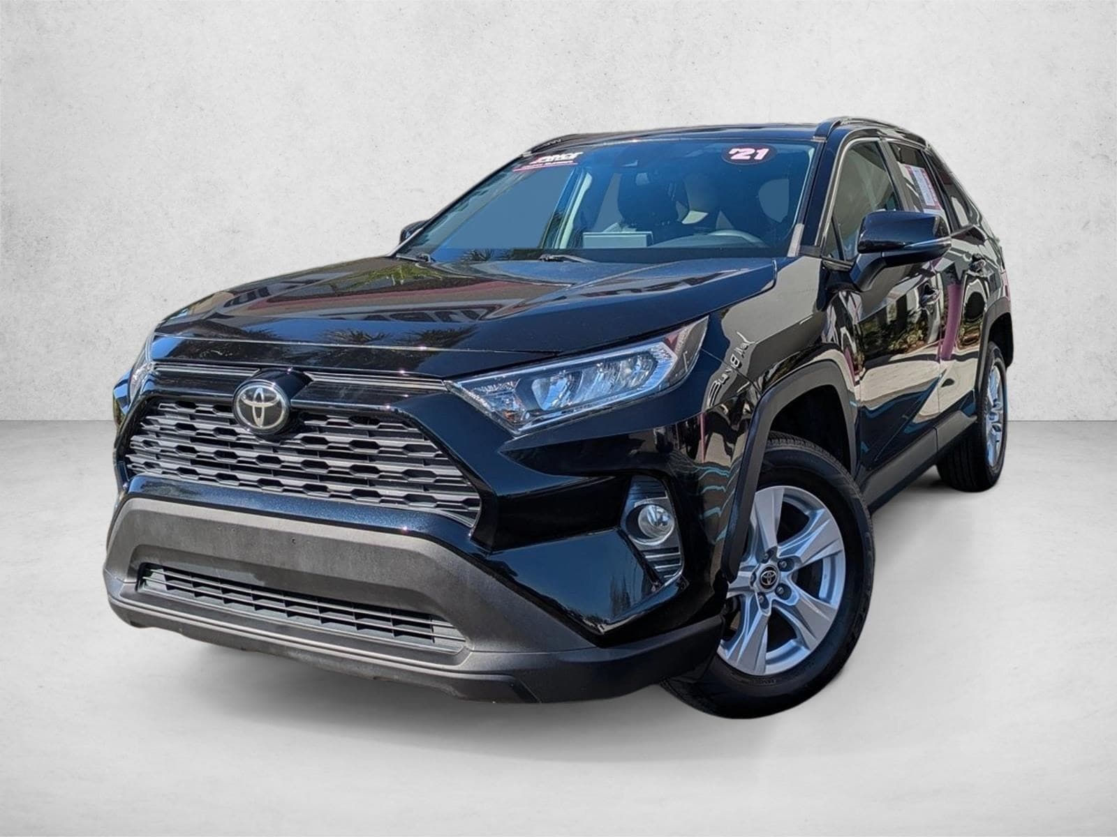 2021 Toyota RAV4 XLE's photo