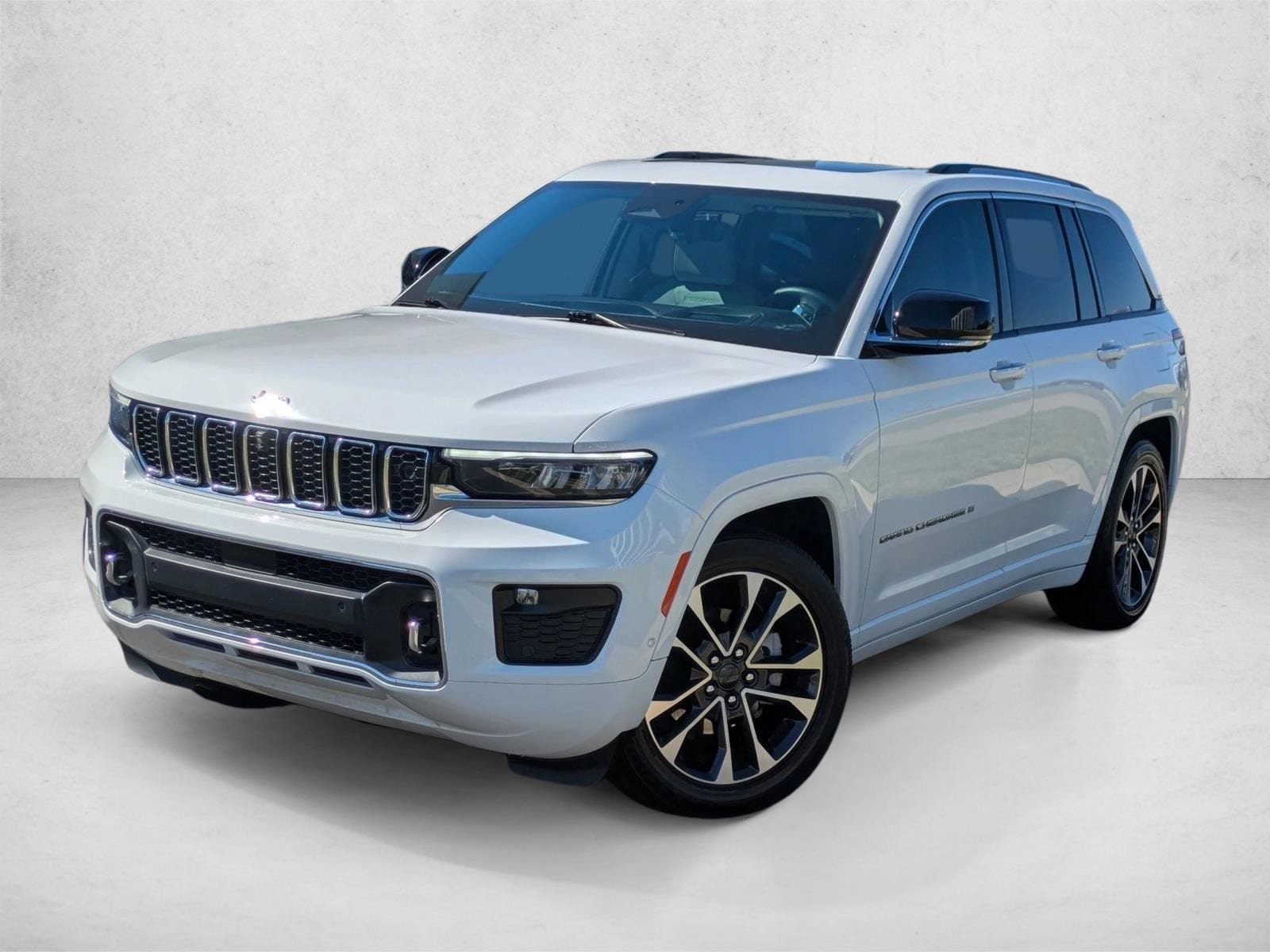 2023 Jeep Grand Cherokee Overland's photo