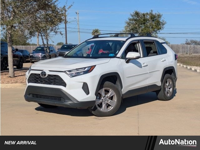 2024 Toyota RAV4 XLE's photo