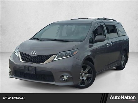 2017 Toyota Sienna SE Mini-van Passenger
