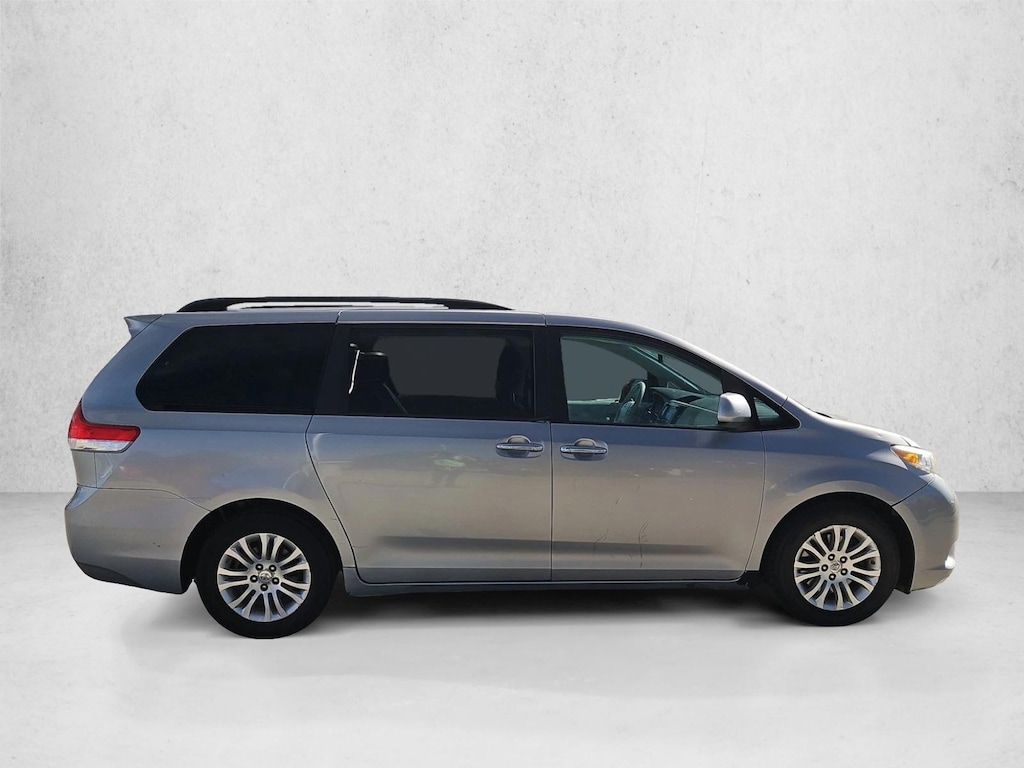Used 2011 Toyota Sienna XLE Mini-van Passenger