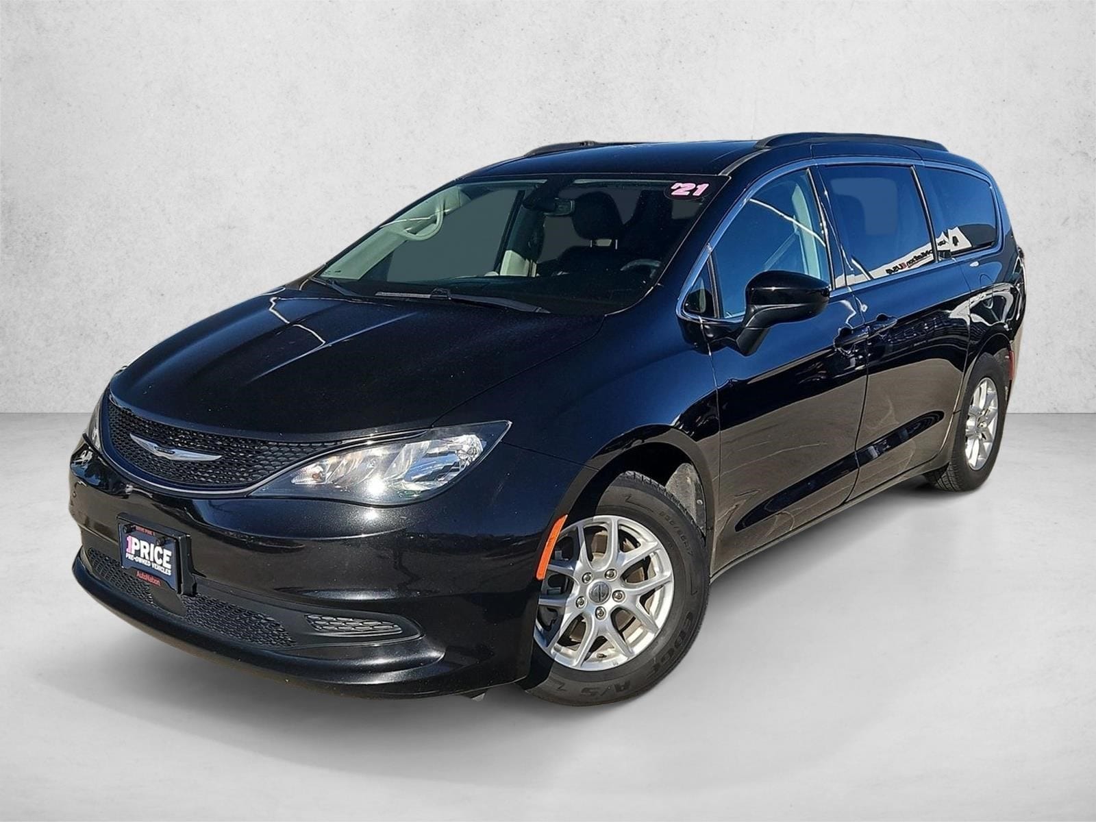 2021 Chrysler Voyager's photo