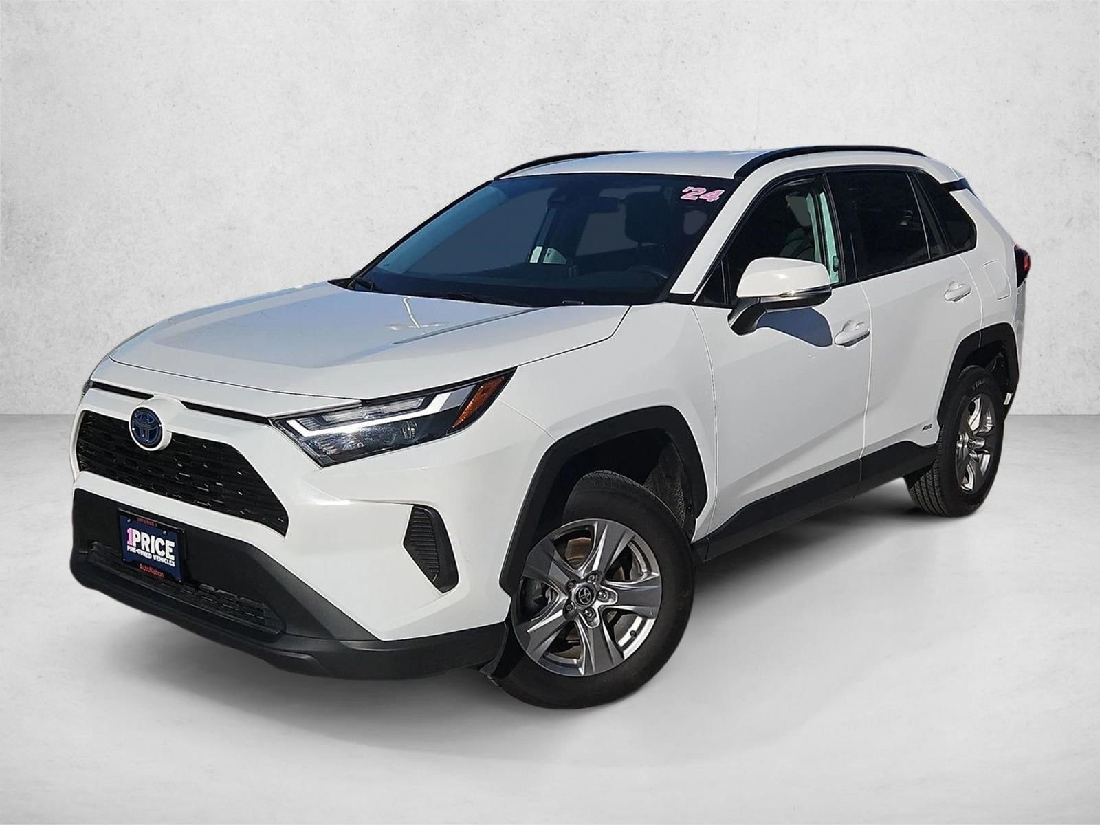 2024 Toyota RAV4 XLE's photo