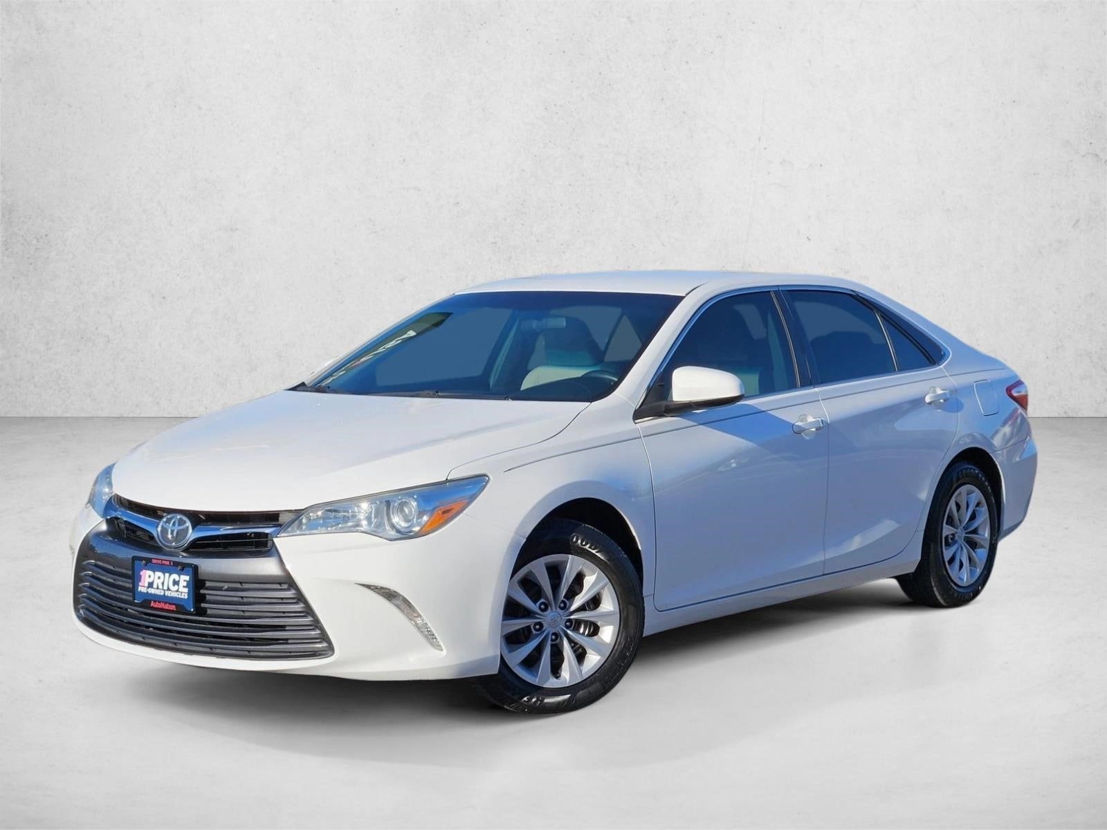2016 Toyota Camry LE's photo