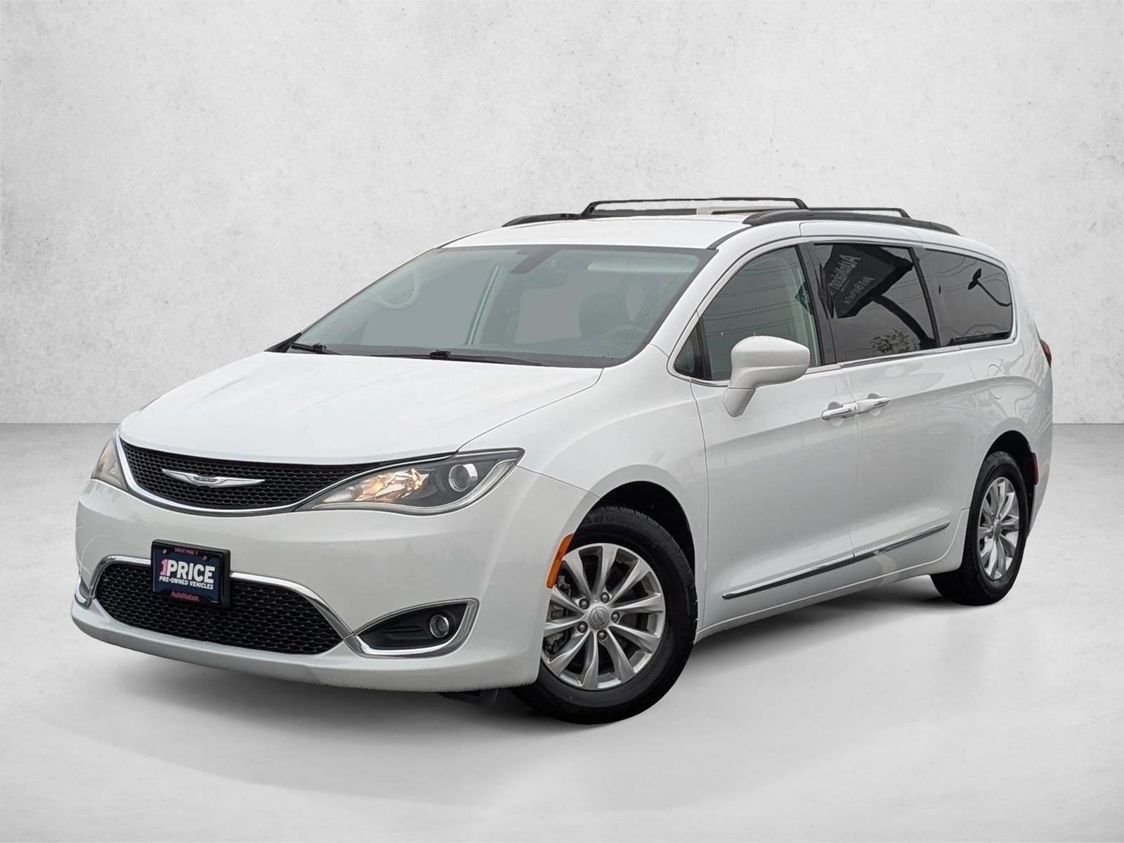 2017 Chrysler Pacifica Touring-L's photo