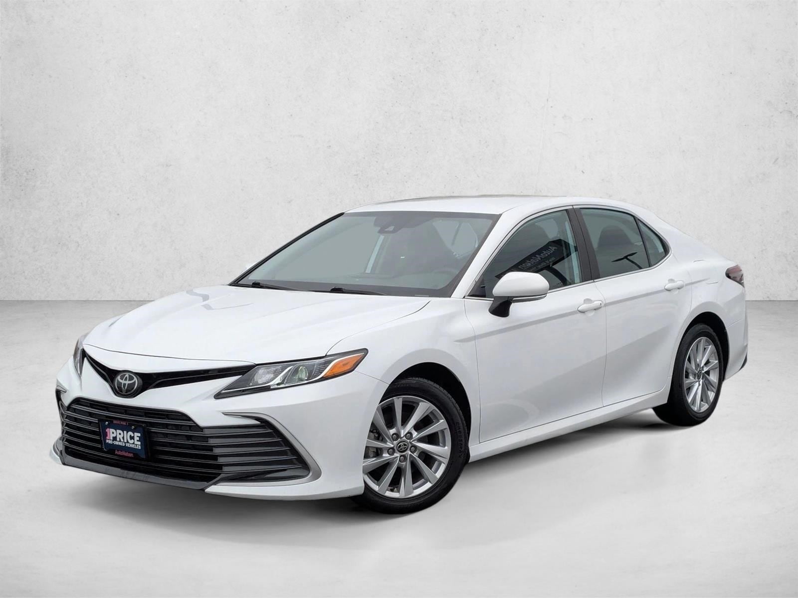 2023 Toyota Camry LE's photo