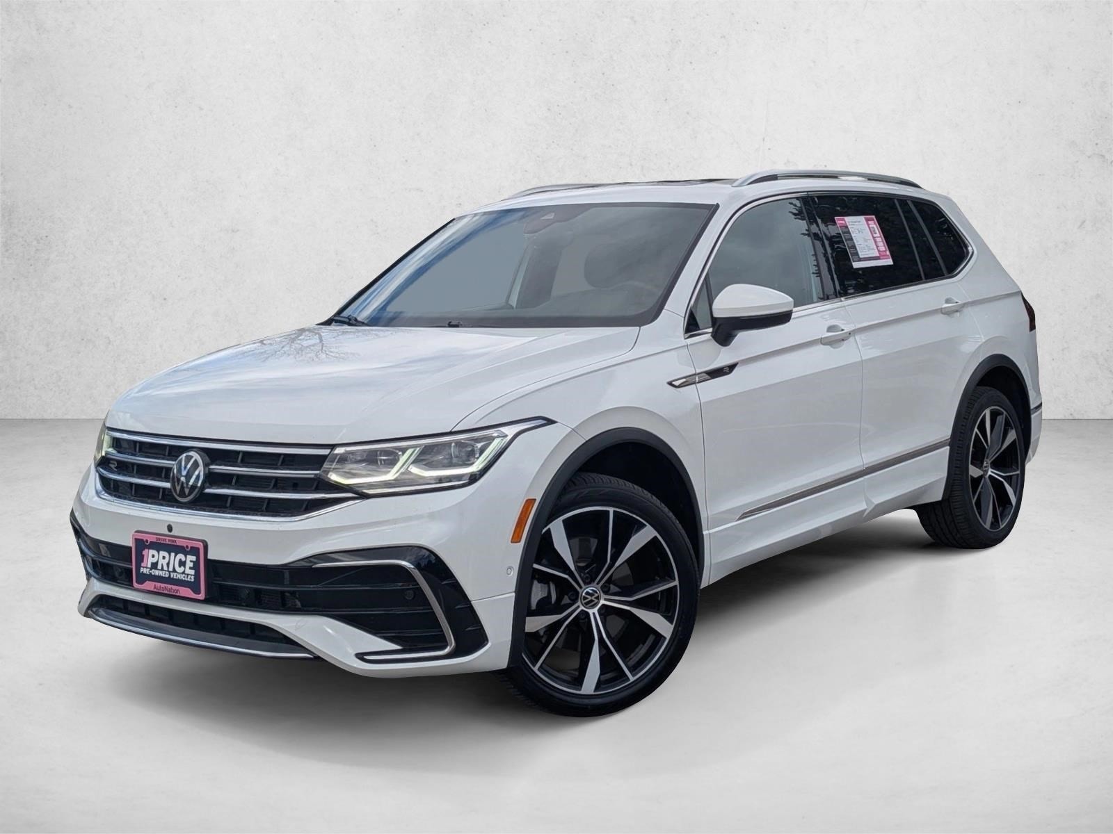 2022 Volkswagen Tiguan SEL R-LINE's photo