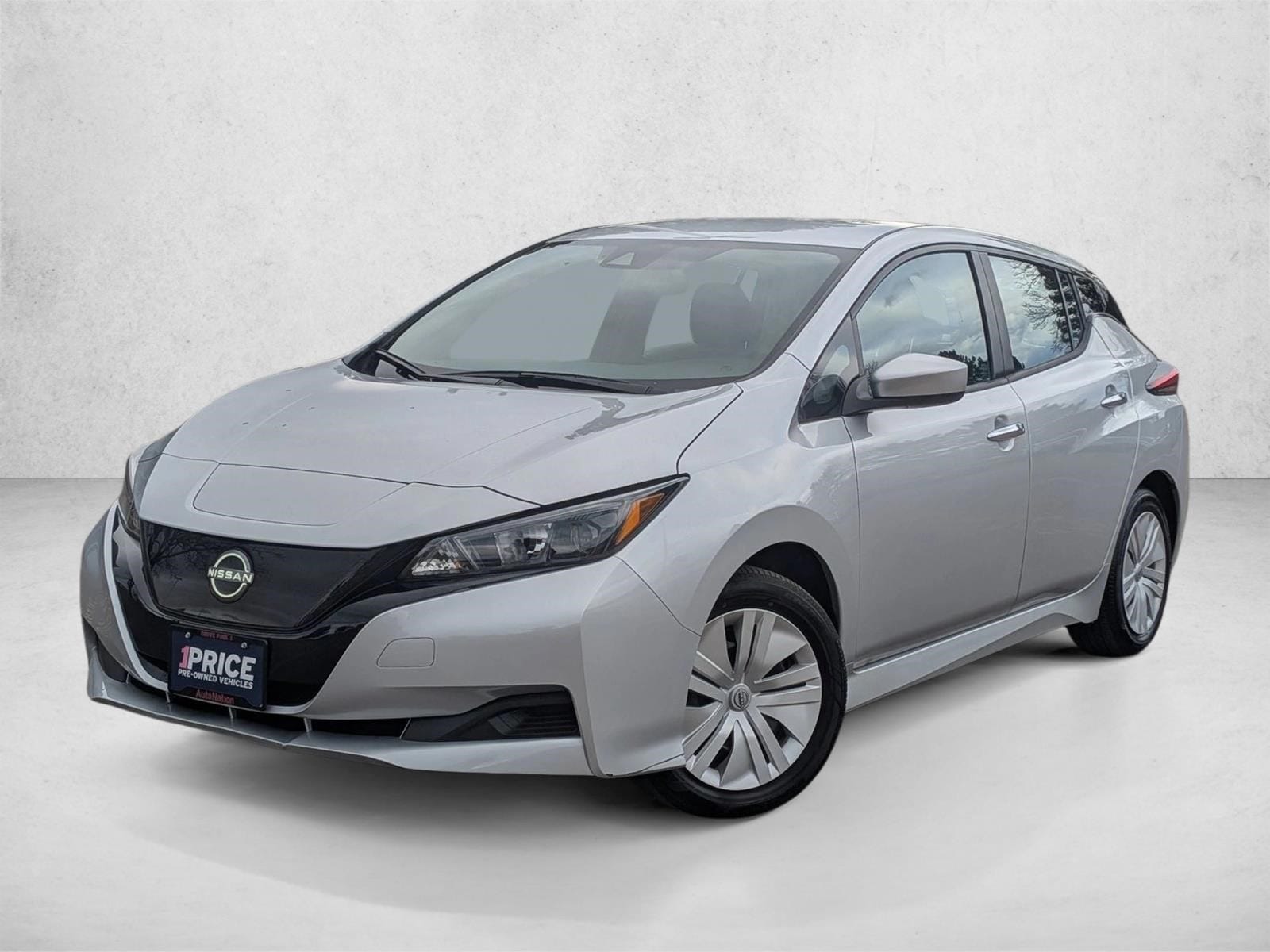 2025 Nissan Leaf S's photo
