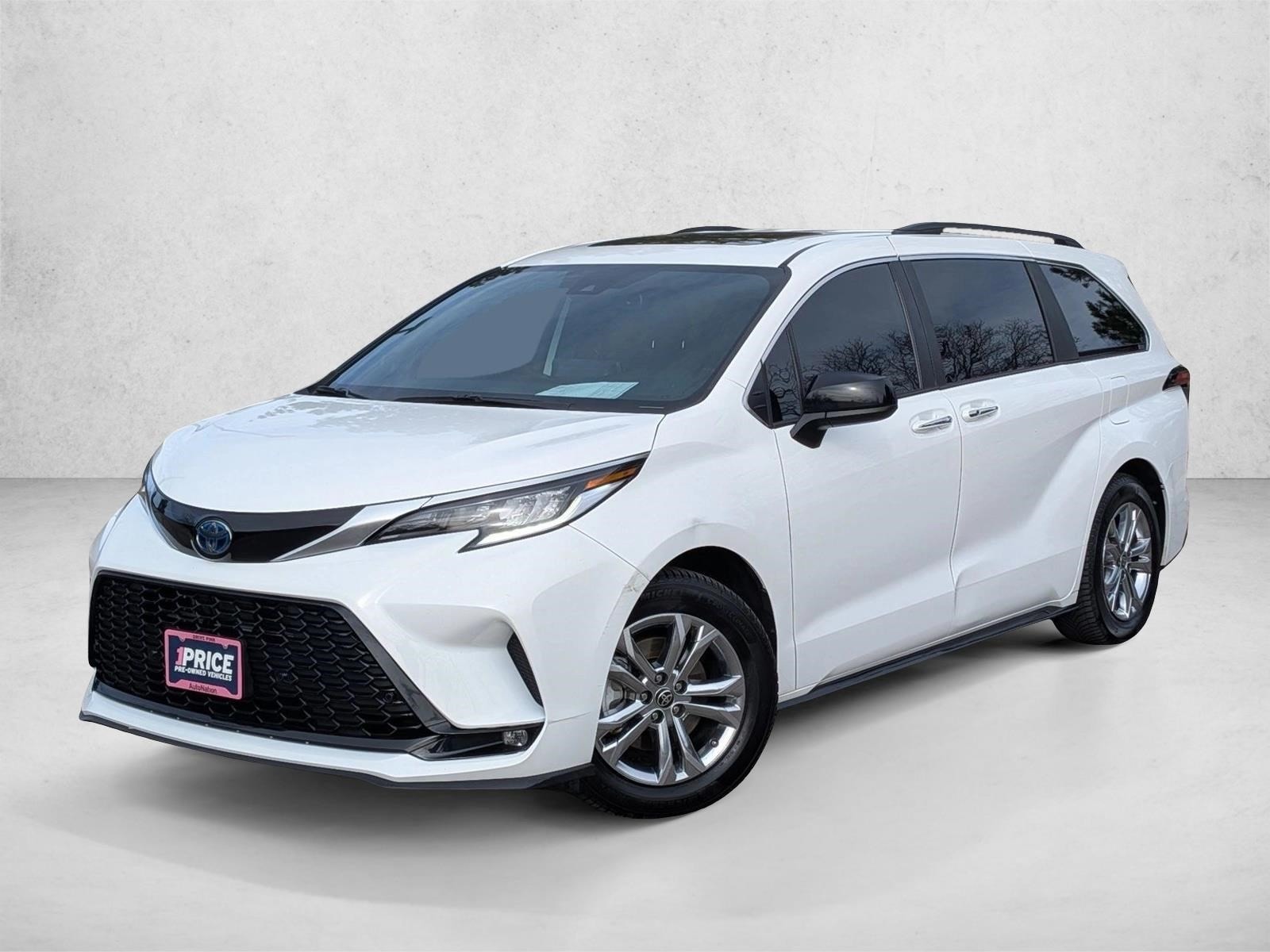 2022 Toyota Sienna XSE's photo