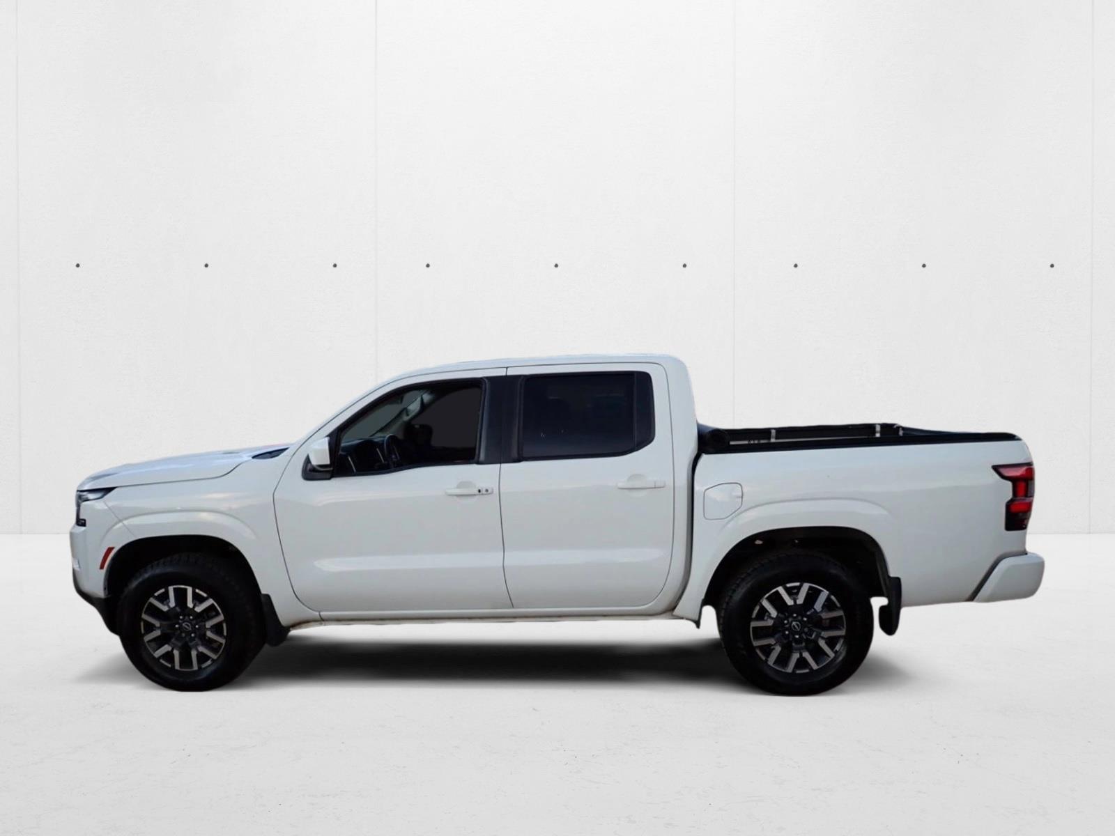 2023 Nissan Frontier SV Crew Cab photo 2