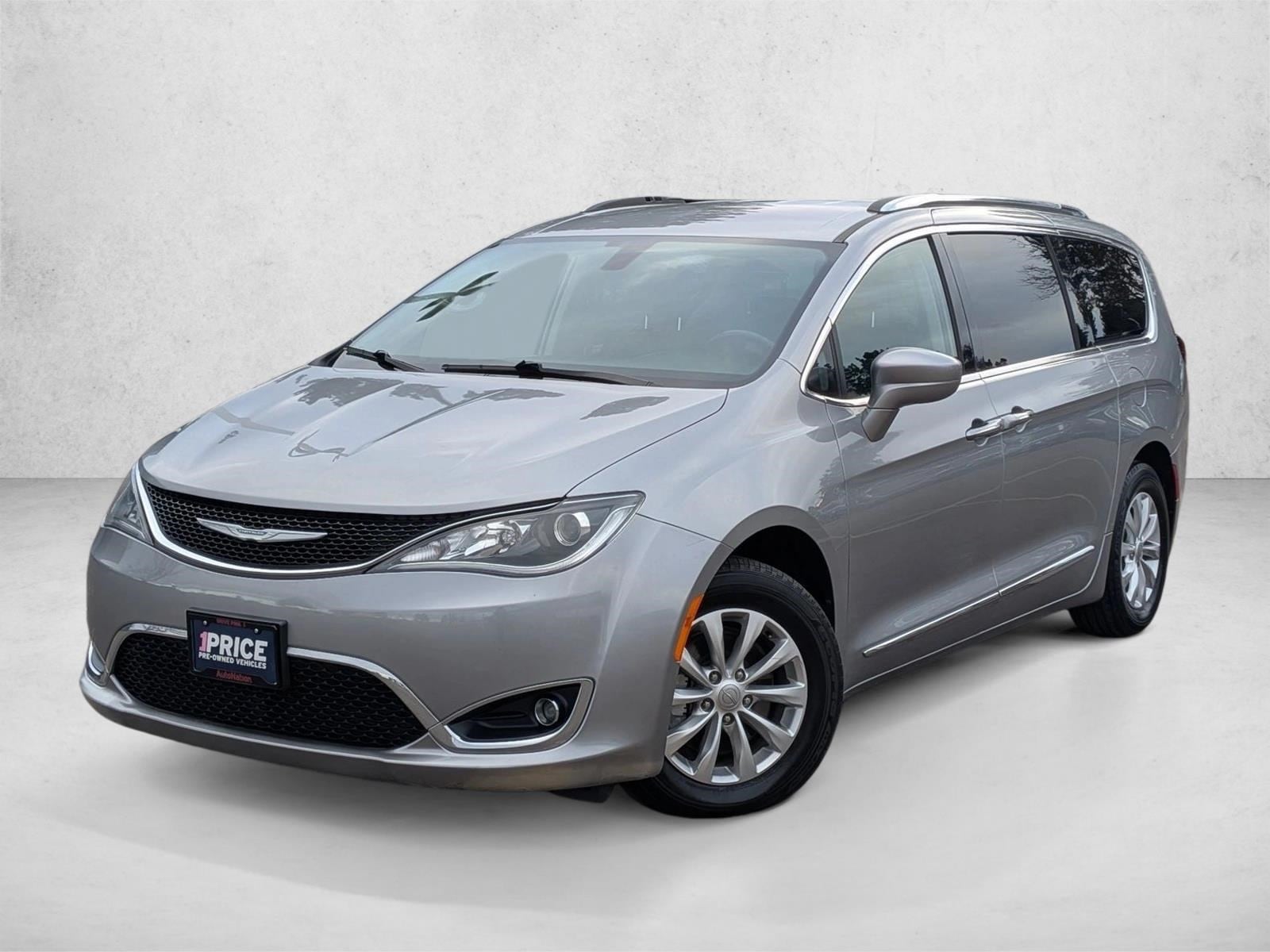 2018 Chrysler Pacifica Touring L's photo