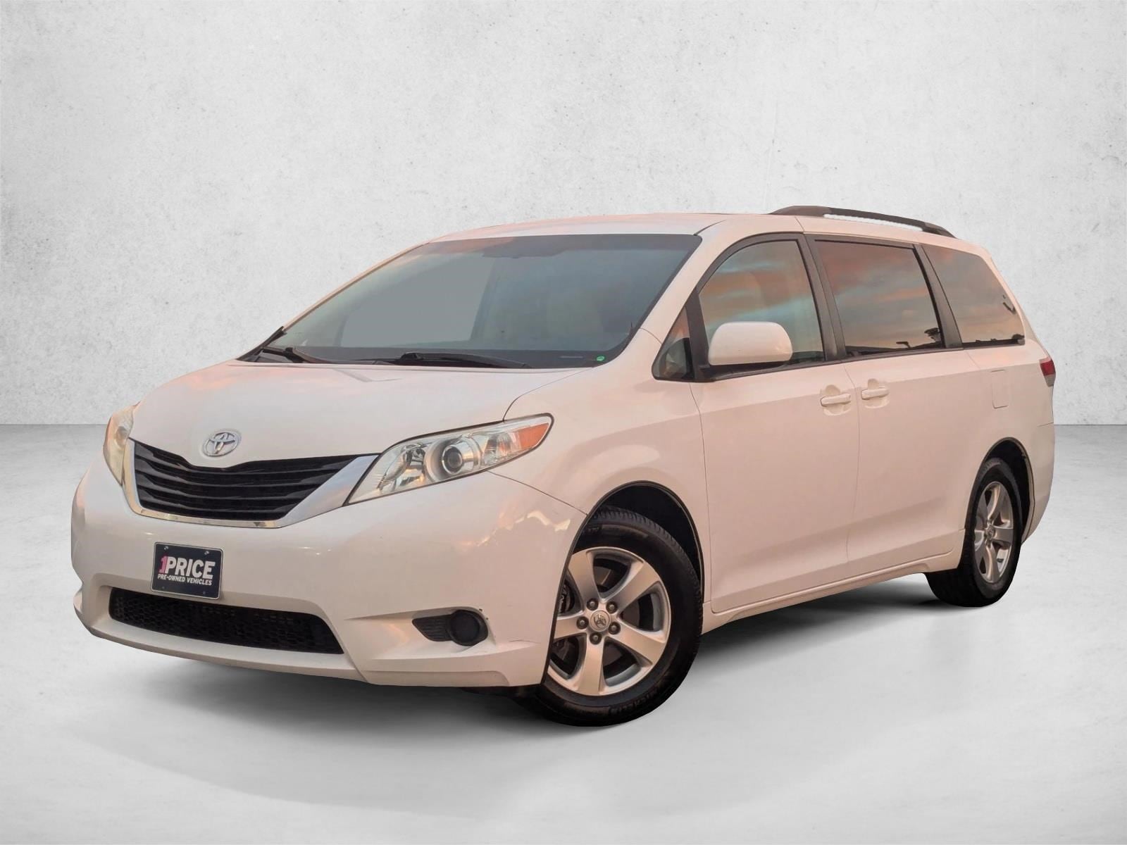 2011 Toyota Sienna LE's photo