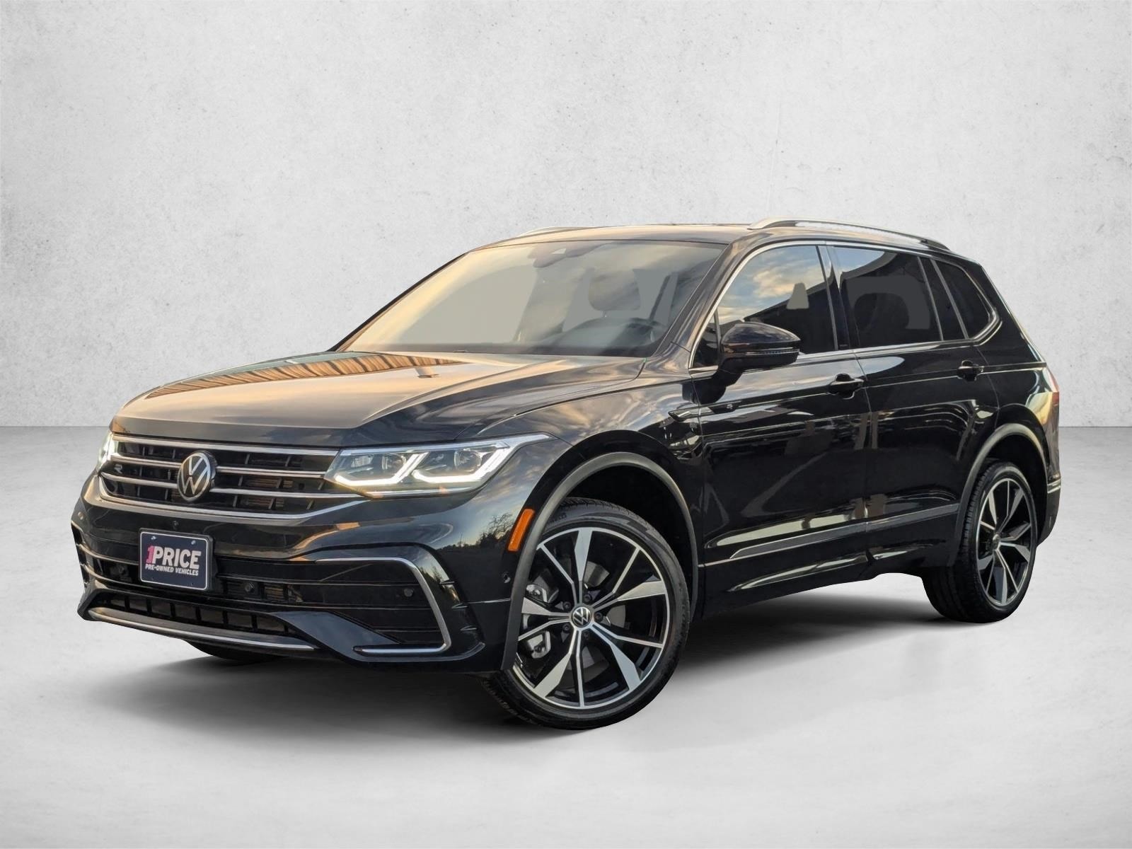 2022 Volkswagen Tiguan SEL R-LINE's photo