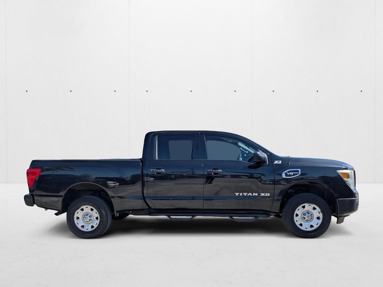 2017 Nissan Titan Crew Cab S photo 4