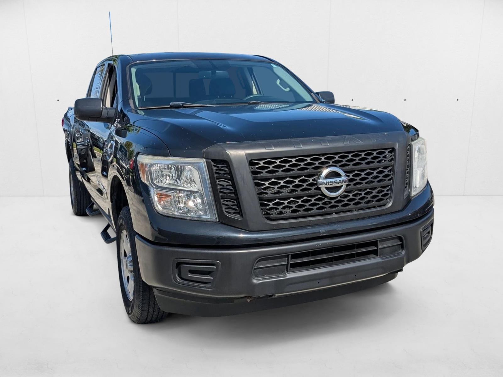 2017 Nissan Titan Crew Cab S photo 3