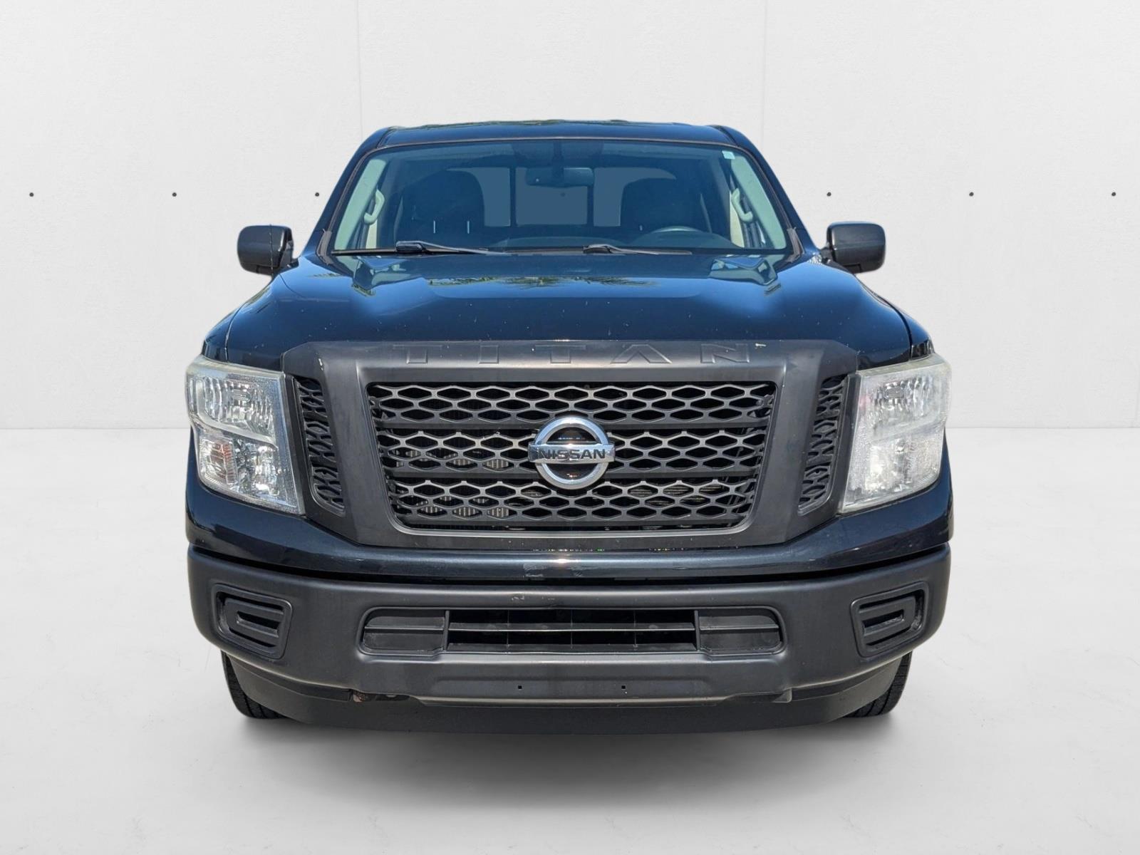 2017 Nissan Titan Crew Cab S photo 2