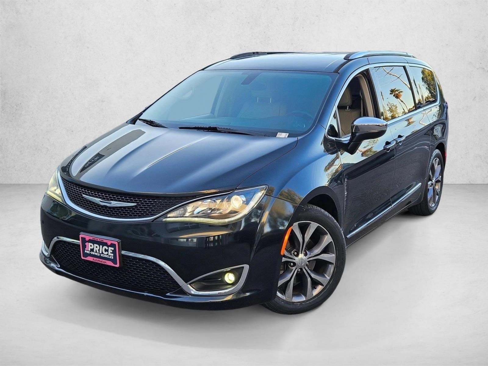 2017 Chrysler Pacifica Limited's photo