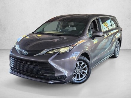 2021 Toyota Sienna LE 8 Passenger Van