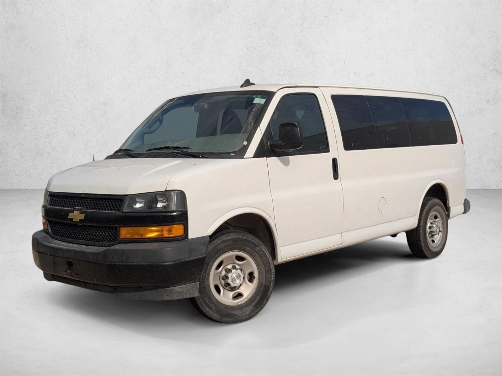 2023 Chevrolet Express Passenger LS's photo