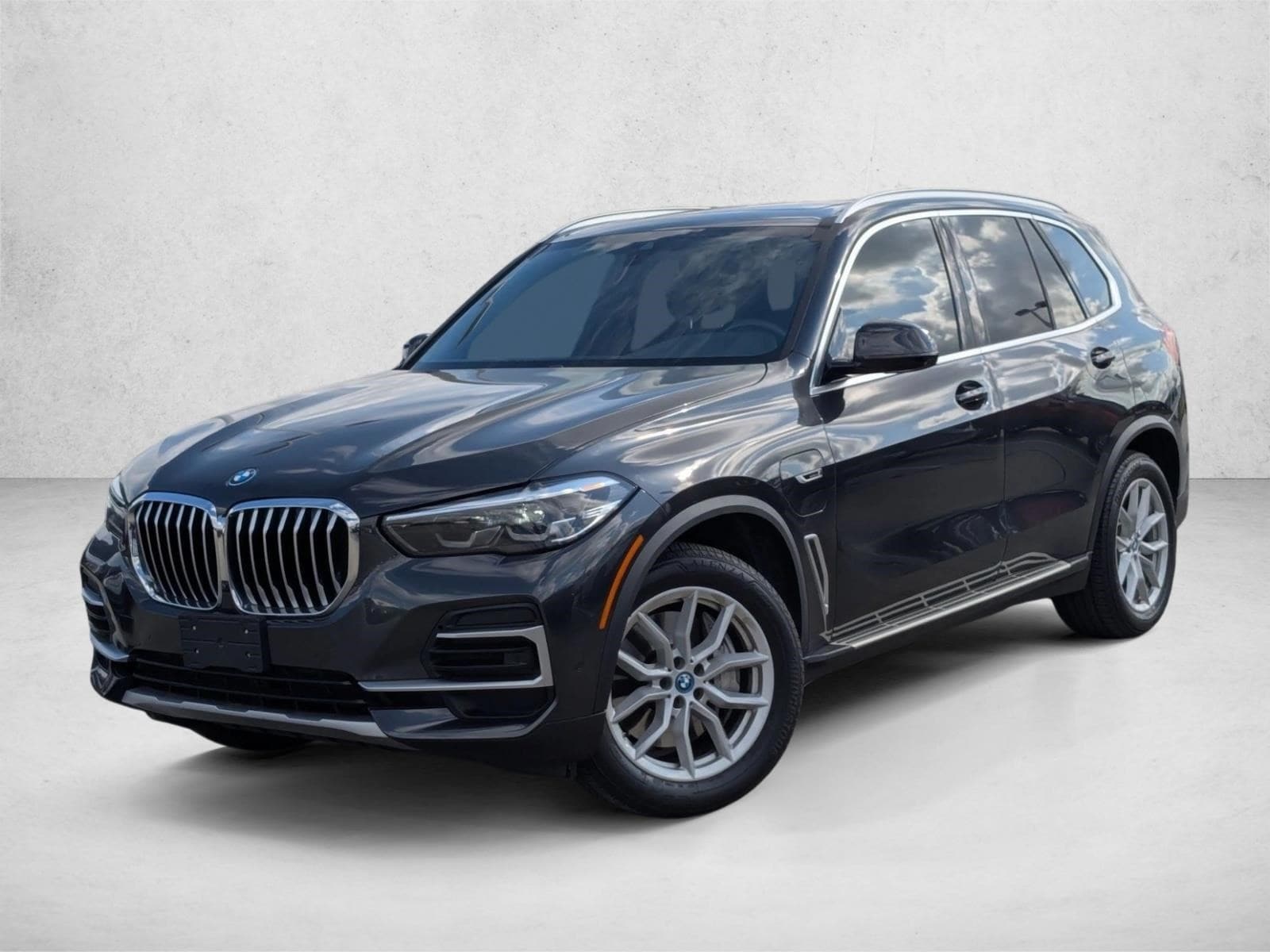 2023 BMW X5 45e's photo