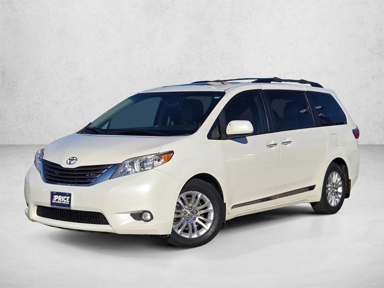 2015 Toyota Sienna XLE's photo