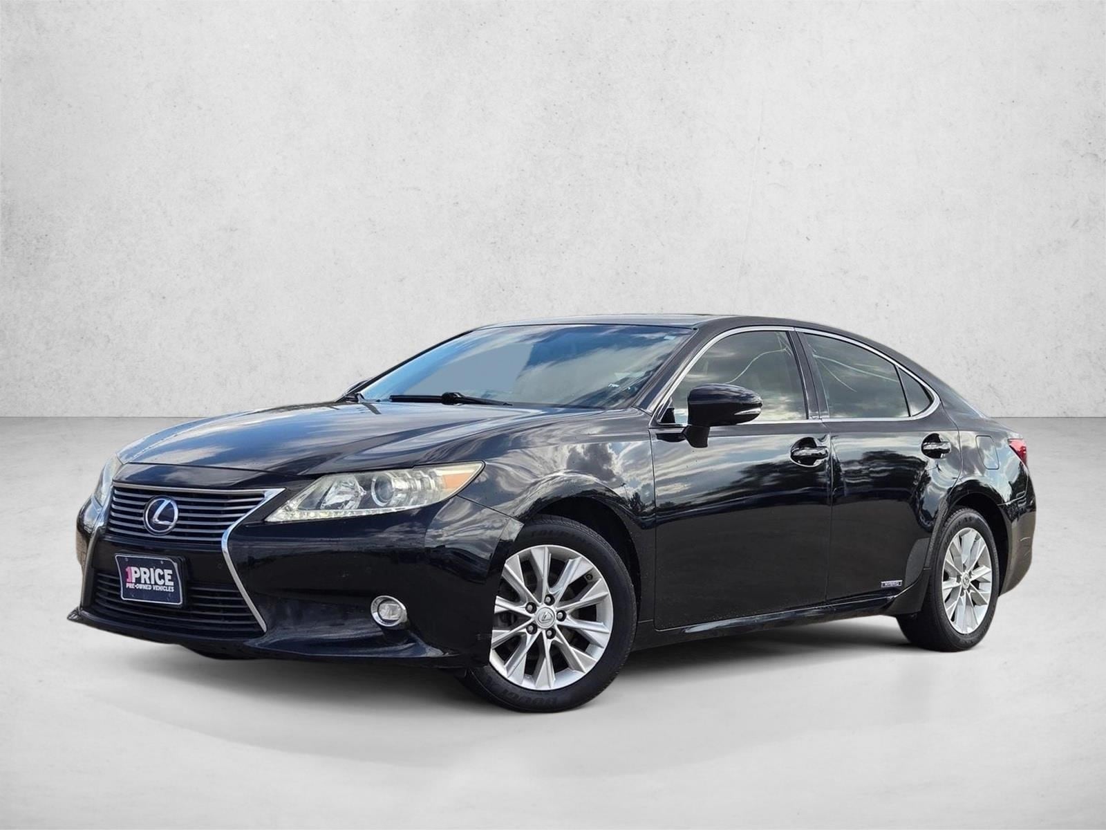2015 Lexus ES 300h's photo