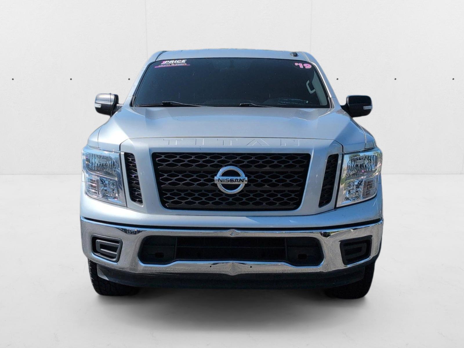 2019 Nissan Titan SV Crew Cab photo 2