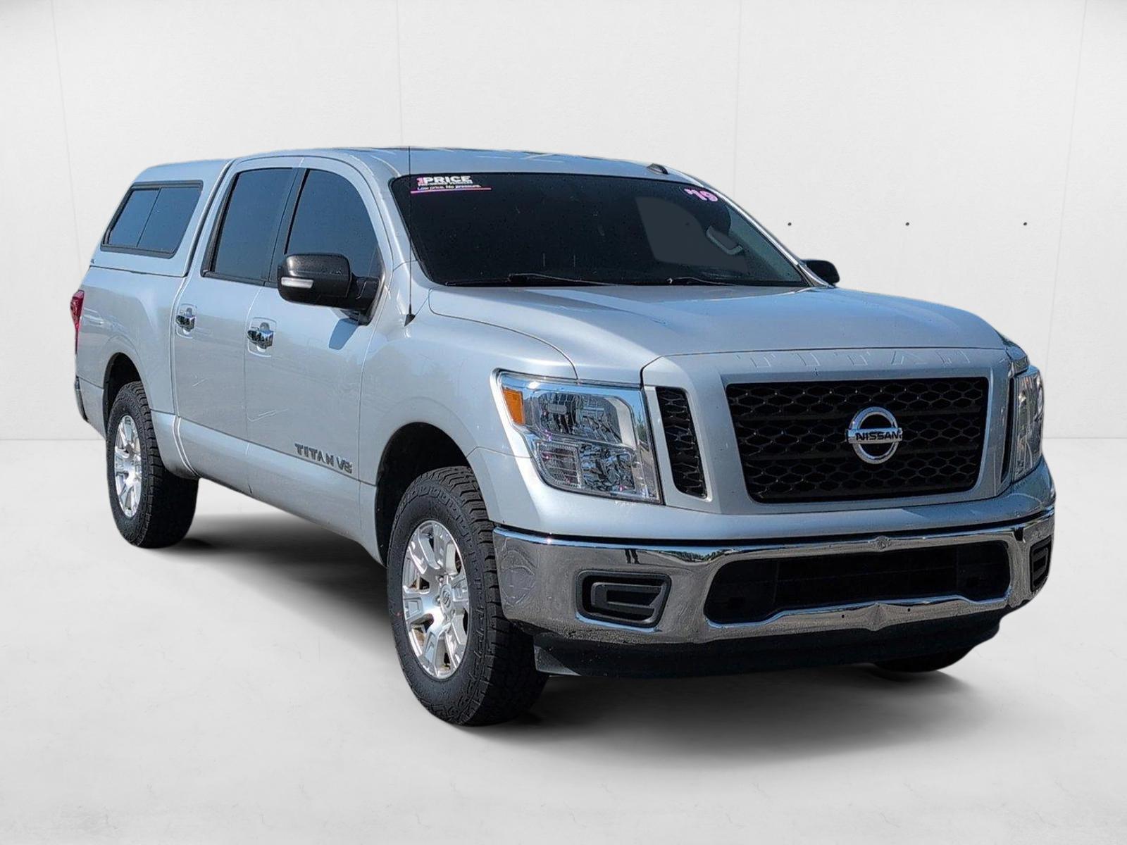 2019 Nissan Titan SV Crew Cab photo 3