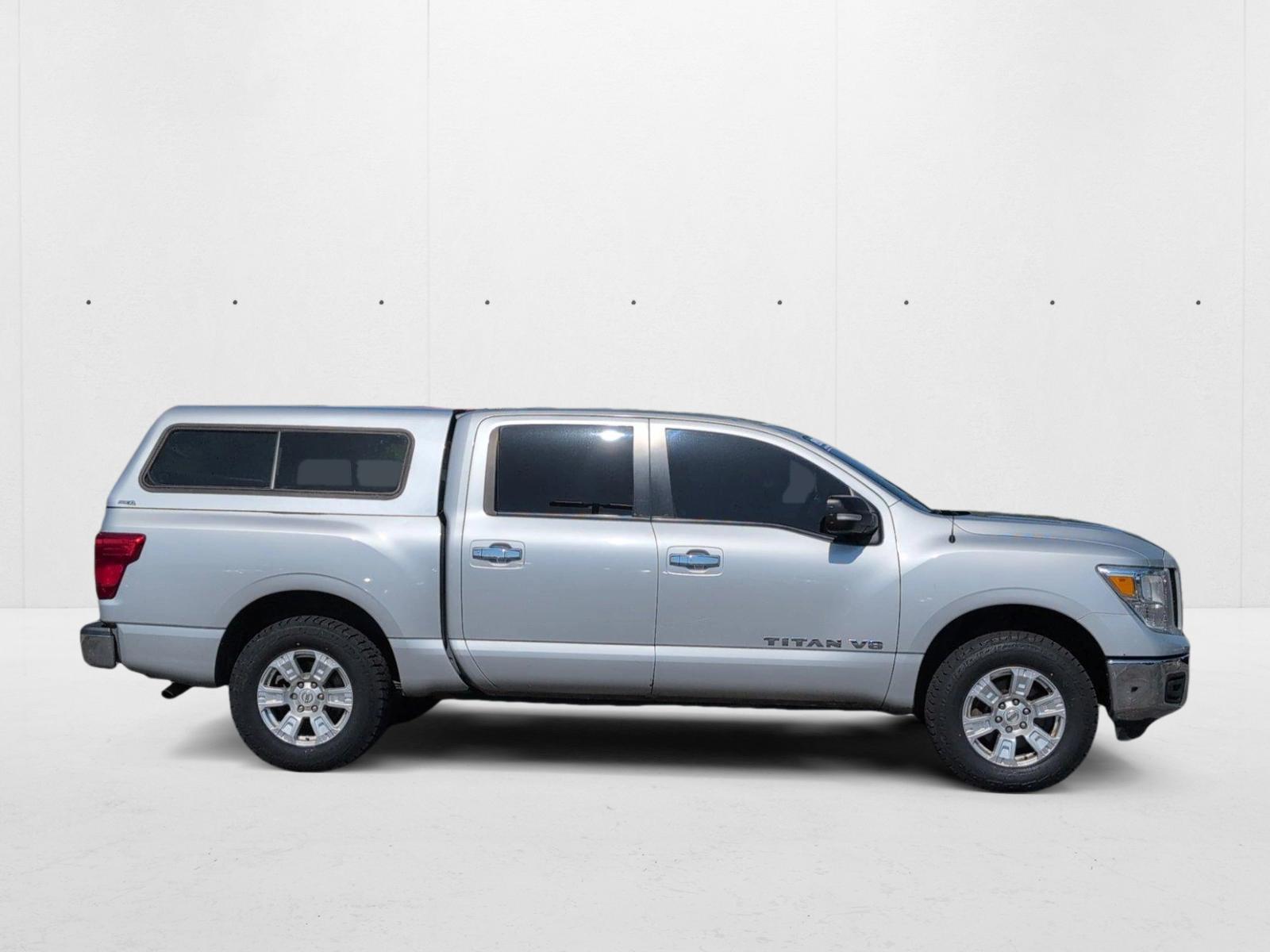 2019 Nissan Titan SV Crew Cab photo 4