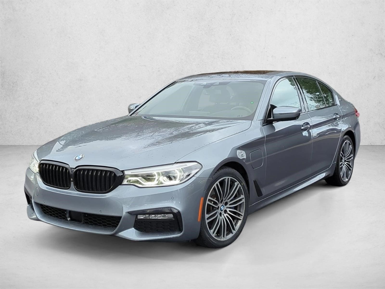 2018 BMW 5 Series 530e's photo