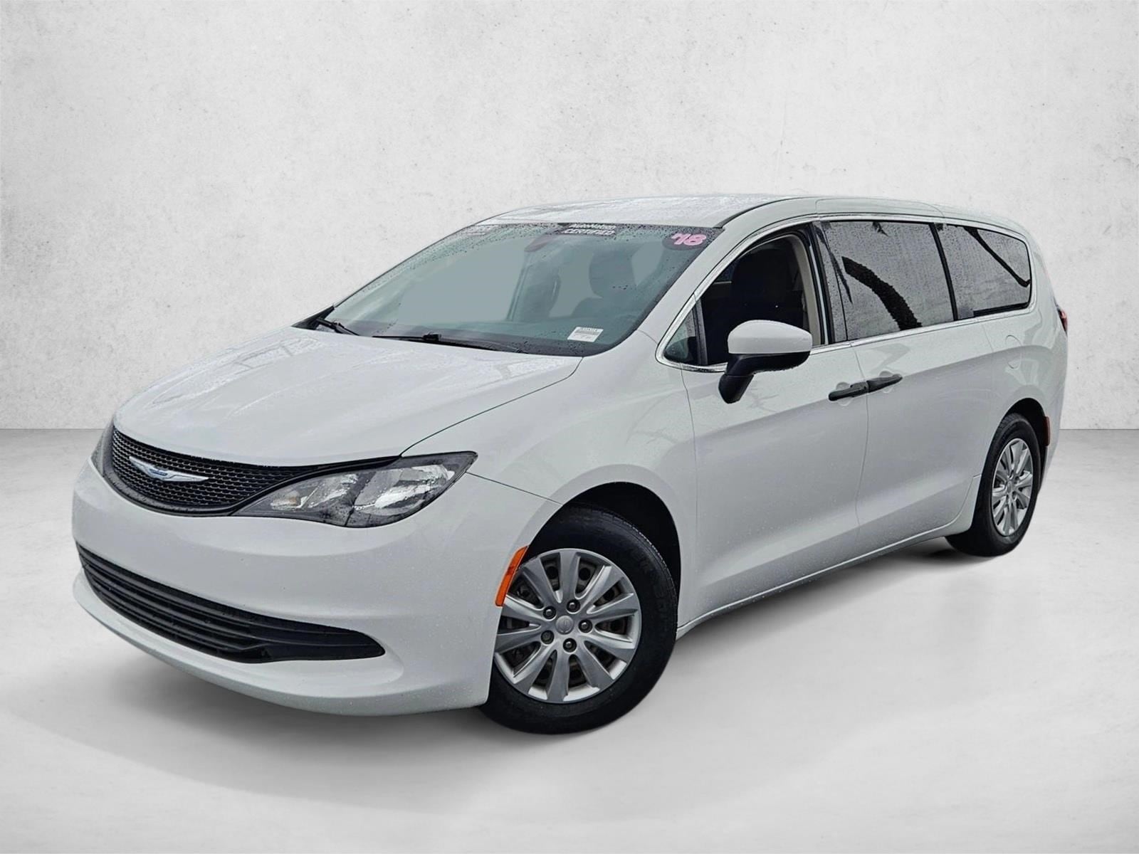 2018 Chrysler Pacifica L's photo