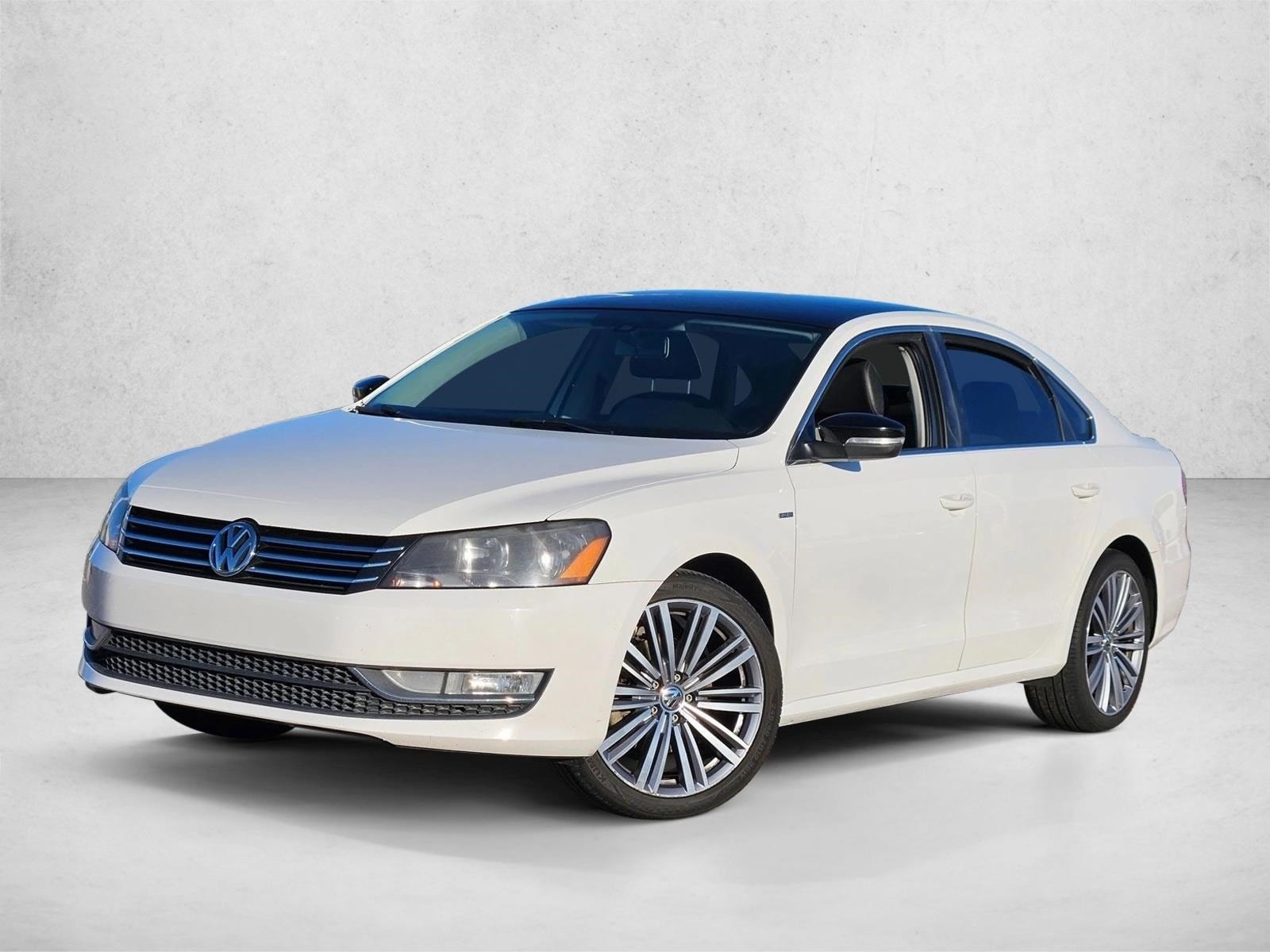 2015 Volkswagen Passat SE's photo