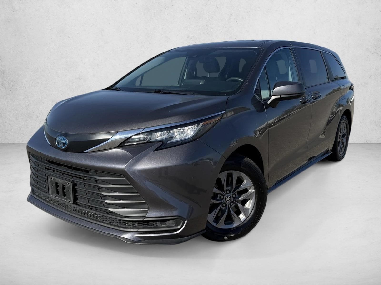 2023 Toyota Sienna LE's photo