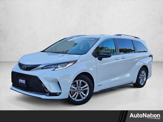 2021 Toyota Sienna XSE's photo