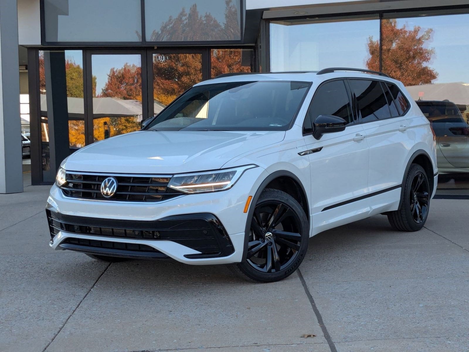 2023 Volkswagen Tiguan SE R-LINE BLACK