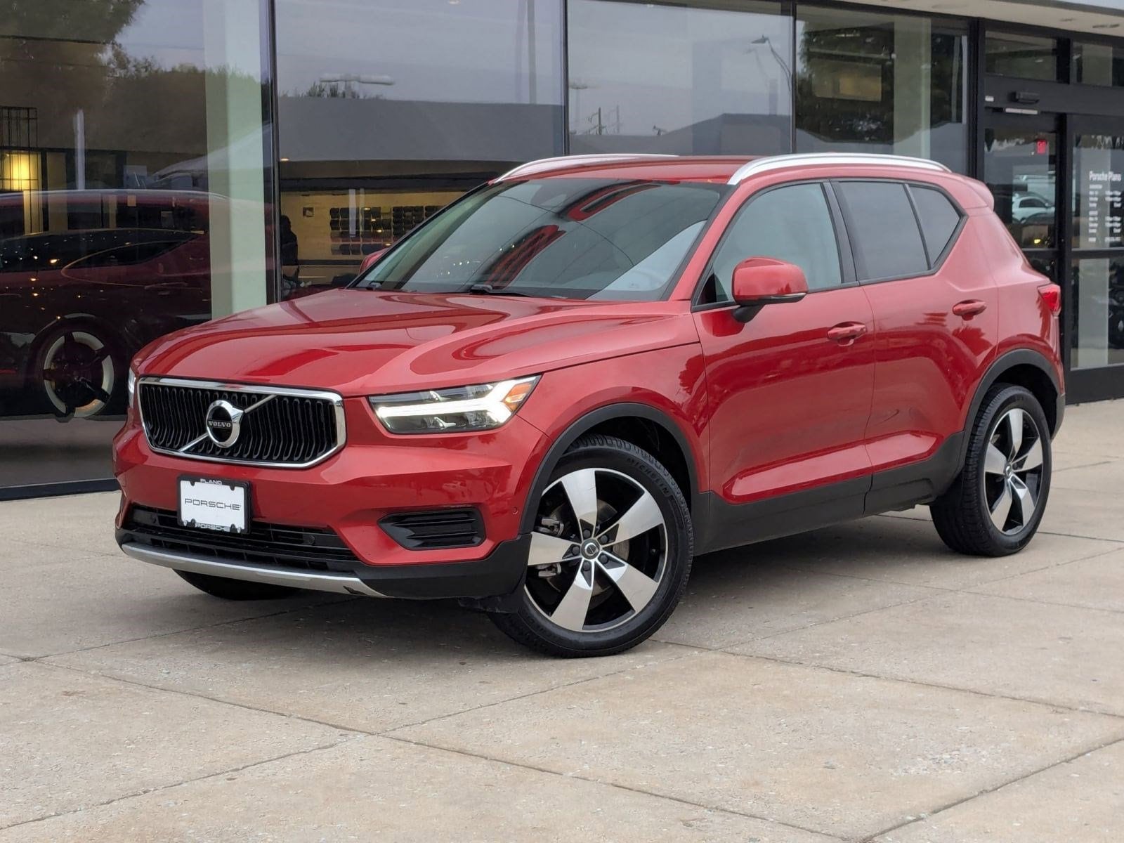 2019 Volvo XC40 Momentum's photo