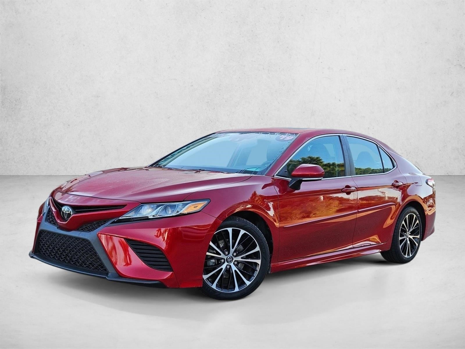 2019 Toyota Camry SE's photo