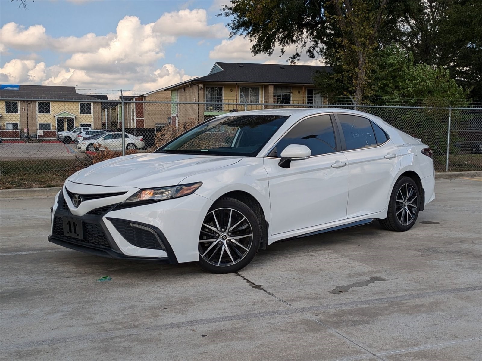 2023 Toyota Camry SE's photo