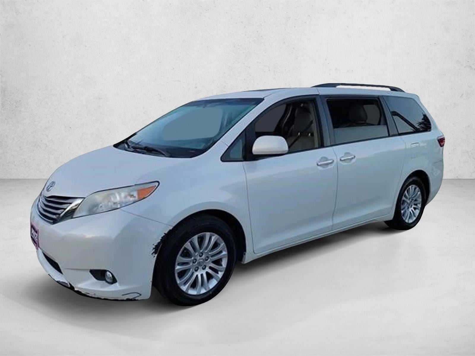 2016 Toyota Sienna XLE's photo