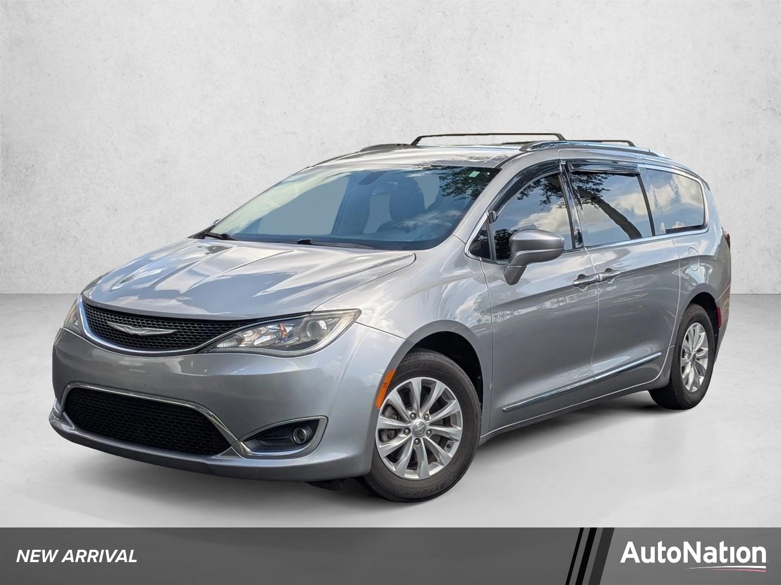 2018 Chrysler Pacifica Touring L's photo