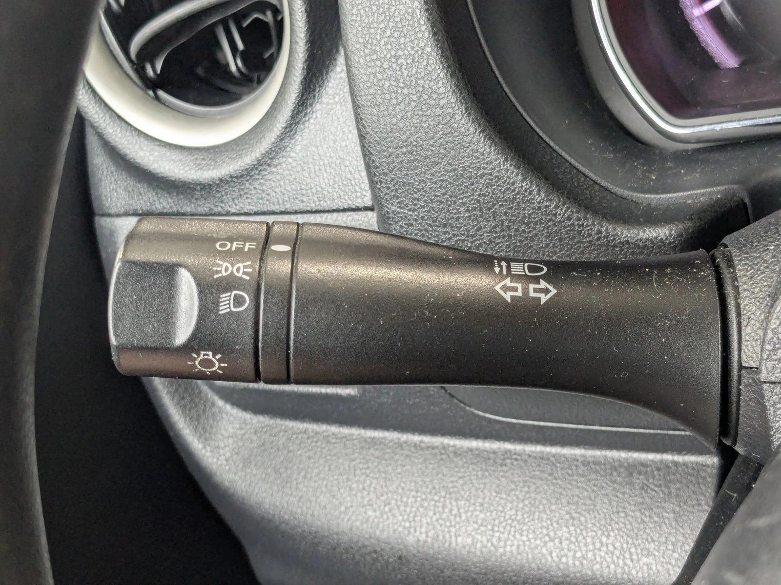 2013 Nissan Versa SV photo 4