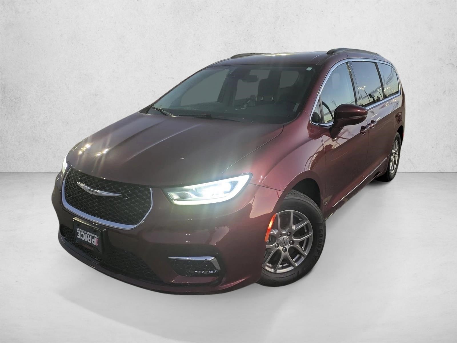 2021 Chrysler Pacifica Touring's photo