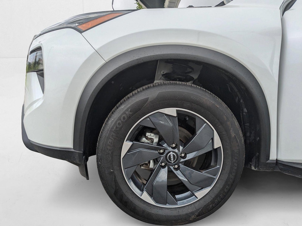 2024 Nissan Rogue SV photo 2