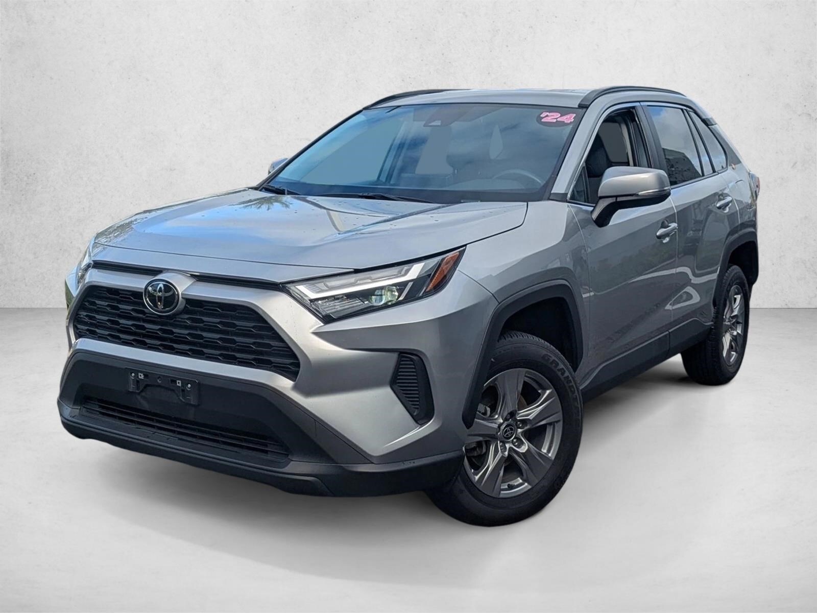2024 Toyota RAV4 XLE's photo