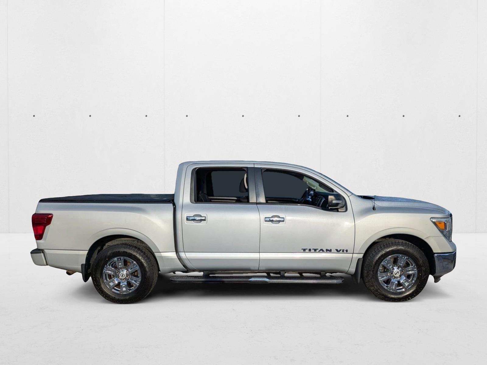 2018 Nissan Titan SV Crew Cab photo 4